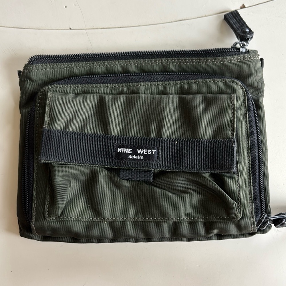 💐Nine West Green Key and Card Holder with Durable Fabric and Black Zipp…